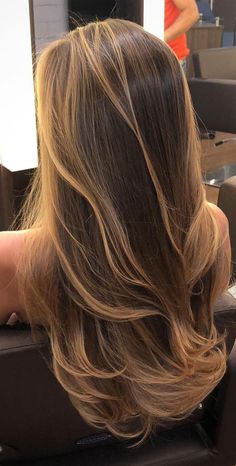 32. Stylish golden blonde Another stylish blonde shade you can try is caramel. Caramel blonde is warm and trendy and it suits other hair... Brown Hair Balayage, Highlights Brown Hair, Haircuts Straight Hair, Brown Blonde Hair, Short Hairstyle, Hair Inspo Color, Light Hair