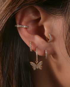 The sol butterfly huggie earrings is the definition of sophistication. The butterfly detailing embodies a sense of delicacy, very dreamy and beautiful. Piercing Placement, Jewels Nails, Dream Piercings, Unique Piercings, Jewelry Websites, Piercing Inspo, Pretty Ear Piercings, Piercing Jewellery, Ankle Jewelry