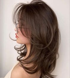 A Guide To Hush Cut Hairstyle Trend - Perfect For Effortless Styling! New Hair Color Trends, Haircuts For Wavy Hair, Cut My Hair, Hair Inspo Color, Medium Hair Cuts