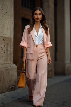 Discover the top 10 spring outfits for 2024 that will keep you stylish and on-trend. From casual to chic, find the perfect looks for the season ahead. Spring Suit Women, Top Spring Outfits, Summer Trousers, Spring Suit, 2024 Style, Suit Women, Outfit Women, Spring Outfits Women, Floral Dresses