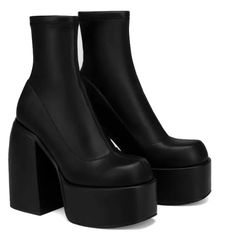 Bota de Couro Feminina Salto Plataforma Esta bota de couro feminina possui salto plataforma que proporciona mais conforto e elegância ao caminhar. Feita de couro resistente, é perfeita para o dia a dia ou para ocasiões especiais. Com design moderno, é ideal para complementar seu estilo com um toque de sofisticação. Especificações: Material do Forro: microfibra. Com plataformas: sim. Altura da plataforma: 3-5cm. Altura do salto: 8cm. Material de alta qualidade: microfibra. Material da sola: Tpr. Confira aqui a sua medida: Observações: Um pé é ligeiramente maior que o outro, tome como base a medida do pé maior Não meça seu pé estando calçado. O solado do sapato é maior que a medida total do seus pés. A forma dos calçados pode variar de acordo com a fábrica, mas geralmente é observado a medid Elastic Boots, Platform Boots Chunky, Women Platform Shoes, Chunky Heels Boots, Block Heel Shoes, White Shoes Women, Platform Heels Chunky, Boots Women Fashion, Platform High Heels