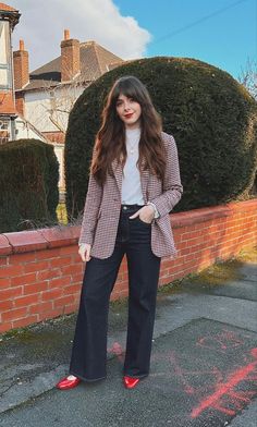 Red Heels Work Outfit, Chunky Mary Janes Outfit Jeans, Styling Red Mary Janes, Red Mary Janes Outfit Winter, Mary Jane Shoes Outfit Work, Red Mary Jane Shoes Outfit Ideas, Red Mary Jane Flats Outfit, Heeled Mary Jane Outfits, Outfit Zapatos Rojos