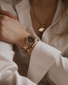 That perfect touch. Photo via IG: @mai.schults #DanielWellington #Style Trendy Watches Women, Golden Watch, Pretty Watches, Womens Designer Watches, Daniel Wellington Watch, Trendy Watches, Fancy Watches, Vintage Watches Women, Gold Watches Women