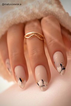 Classy almond-shaped nude nails with daisies flowers adorned with gold glitter on the nail tips! Neutral Nails Floral, Nails Design Almond Shape, Nude Nails With Art, Mail Art Ideas, Nude Nails With Blue Design, Pretty Nails Design Inspiration, Nude Nails With Nail Art, Pretty Almond Nails Classy, Classy Nails Almond