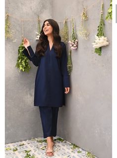 Summer Pakistani Outfits Simple, Short Kurti With Palazzo Pakistani, Summer Pakistani Suits, Workwear Kurta Sets, Short Pakistani Suits, Short Kurti And Pants Outfit, Sassy Pose Reference Photo, Women Office Outfits Indian, Simple Kurti Ideas