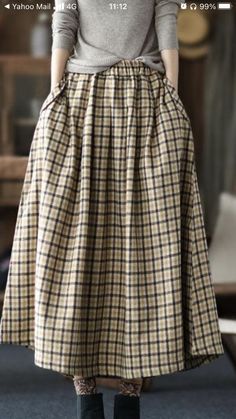 Styling A Long Skirt, Winter Plaid, Elastic Waist Skirt, Mode Vintage, Linen Clothes, Look Chic, Outfits Casuales, Modest Fashion, Clothing Patterns