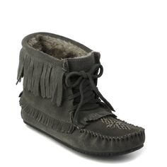 This cozy moccasin features a lovely suede upper combined with a cozy fleece lining. DETAILS Foot Lining: Fleece Lined Materials: Suede Sole: Turtle Vibram Manitobah Mukluks, Plastic Storage Totes, Suede Moccasins, Moccasin Boots, Turtle Design, Tote Storage, Winter Clothes, Move In, Black Charcoal