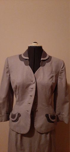 This is a beautiful wool suit from Wells of Evenvilles, there are covered buttons and side pockets.  The jacket is fitted and there is a matching pencil skirt.  The skirt has zippers on both the right and left side.  This is a well made two piece suit the jacket is fully lined.  The pockets have a extra little decoration around them.  This suit will fit size 5 to 6 easily, the skirt waistline is 24 , the hip area is about 36 and the skirt from waistline to hemline is about 30 inches. I do not ac Equestrian Pants, 1940s Fashion Women, Evening Hat, 1940s Women, 1940s Woman, Women's Equestrian, Womens Straw Hats, Suit Vintage, Womens Suits