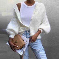 Style Année 80, Sweater And Jeans, White Knit Cardigan, Look Adidas, Skandinavian Fashion, Fur Sweater, Cooler Look, Solid Clothes, Casual Sweaters