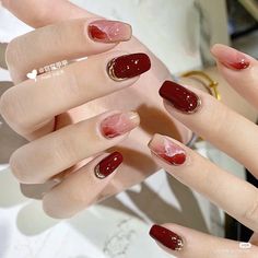 Nail Art Maroon Marble, Nail Art Simple Elegant Classy Maroon, Kutek Maroon, Marble Red Nails, Nail Art Maroon Elegant, Nailart Merah Maroon, Nail Art Maroon Simple, Burgundy Marble Nails, Nail Art Merah Maroon