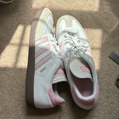 Only Worn A Couple Times But They Didn’t Fit Me. Got Many Compliments On These And Are Adorable, Love The Baby Pink! Pink And White Adidas, Samba Shoes, White Tennis Shoes, Adidas Campus, Vintage Adidas, White Adidas, Adidas Samba, Tennis Shoes, Adidas Shoes