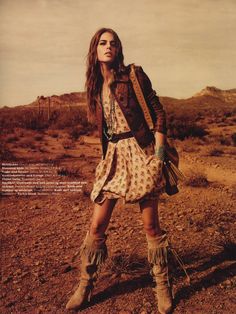 Moccasin boots in the desert. Wild West Fashion, Mode Indie, Clara Alonso, Hippie Chic Fashion, Stile Boho Chic, Modern Western, Adventure Outfit, Boho Hippie Chic