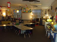 an empty classroom with many desks and chairs