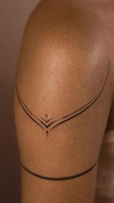 the back of a woman's shoulder with lines drawn across it and an arrow in the middle