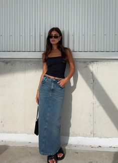 Long Denim Skirt Outfit Summer Casual, Casper Aesthetic, Long Denim Skirt Outfit, Bandana Cap, Skirt Outfit Summer, Jean Skirt Outfits, Looks Pinterest, London Summer, Denim Skirt Outfits