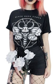 Alternative Spring Outfits Witchy Aesthetic, Egirl Outfits, Gothic Shirts, Look Short, Shirt Streetwear, Goth Girl, Grunge Style, Floral Print Shorts, Tattoo Style