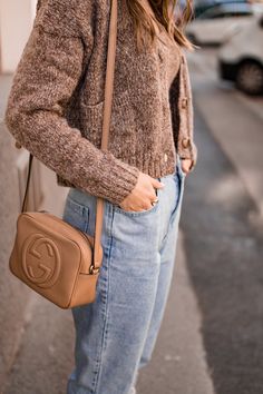 90s Fashion Cardigan, The 90s Fashion, Fashion Cardigan, Jeans Outfits, Brown Cardigan, Beige Cardigan, Katie Holmes, Vintage Stuff, Cardigan Fashion