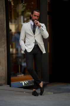 Collection : SPRING / SUMMER 22-23 Product : Phil Slim Fit Mono Collared Off White BlazerColor : OFF WHITE Available Size : 46-48-50-52-54-56Concent: %65 viscon % 35 polyester Casual White Tailored Suit, Casual Tailored White Suits, Casual White Suits, Off White Blazer, Shoe Care Kit, High End Shoes, Slim Fit Blazer, Paris Grey, Professional Shoes