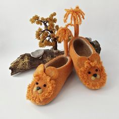 there is a pair of shoes that have been made to look like bears