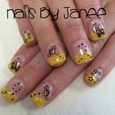 Bumble Bee Nail Art Ideas, Bumblebee Acrylic Nails, Yellow Bee Nails, Honey Bee Nails, Maui Nails, Bumblebee Nails, Tacky Nails, Bee Nail Art, Bumble Bee Nails