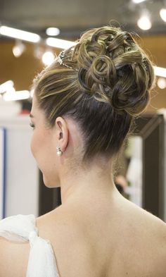 Bun Wedding, Elegant Wedding Hair, Classic Hairstyles, Wedding Hair Inspiration, Wedding Hair Down, Wedding Hairstyles Updo, Model Hair