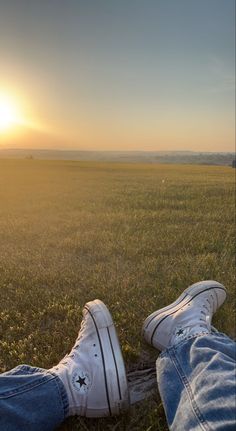 #converse #sunny #grass #photoinspo @dannabelleee Fotos Clean, Converse Wallpaper, Red Converse, Platform Converse, The Golden Years, Golden Years, Girly Shoes, You're The Best