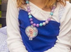 DIY Frozen necklaces with free printable for #Frozen birthday parties, #Elsa Halloween costumes, and every day dress up Shrinky Dink Charms, Frozen Dress Up, Elsa Necklace, Elsa Anna And Olaf, Frozen Necklace