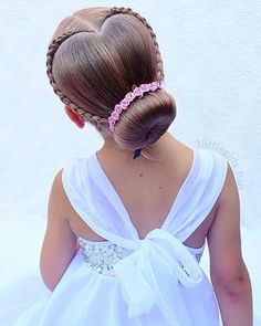 Peinados de corazones Heart Shaped Hairstyles For Kids, Braided Hearts Hairstyles, Heart Hairstyle For Kids Easy, Girls Heart Hairstyles Valentines Day, Heart Hair Style Girl, Sanggul Modern, Homecoming Hair Down, Bridesmaid Hair Half Up, Girl Hair Dos