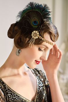 Roar back 100 years to unprecedented golden 20s with this headband, which perfectly create an elegant and sophisticated Gatsby style. Features: Gorgeous peacock feathers and rhinestones Dangling rhinestone chains Adjustable ribbon band Crystals band design Peacock Headpiece, 1920s Long Hair, Peacock Headband, 1920s Makeup, 1920s Glamour, Masquerade Outfit, 1920s Fashion Women, Gatsby Headpiece, 1920s Headpiece