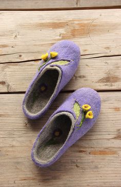 'Violet meadow' Product description: Our felt slippers are totally handcrafted of 100% pure wool with warm water, soap, love and care. The sole, made of craft foam, is firmly glued. Felted slippers are extremely solf, light, comfortable and long-wearing. It will serve you trully for long years. Each pair of slippers is whole-felted and is handmade. None of the manifacturing techniques are being used. Thus your slippers will be unique even if there's a certain likeness with the others from the mo Casual Closed Toe Felt Slippers, Handmade Comfortable Felt Slippers, Comfortable Handmade Felt Slippers, Comfortable Felt Clogs With Closed Toe, Comfortable Closed Toe Felt Clogs, Felt Slip-on Slippers With Soft Sole, Felt Clogs With Rubber Sole And Round Toe, Comfortable Felt Clogs With Round Toe, Felt Slip-on Clogs With Rubber Sole