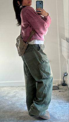 Fashion Girlies, Diy Vetement, Cargo Pants Outfit, Looks Street Style, Streetwear Fashion Women, Swaggy Outfits, Mode Vintage, Looks Style, Fit Inspo