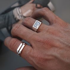 Set aus zwei Siegelringen Ringe Sprezzi Sterling Silver Rings For Men, Men’s Silver Jewellery, Silver Rings For Men Aesthetic, Signet Ring Men Silver, Silver Jewelry Aesthetic Men, Rings Silver Men, Mans Rings, Luxury Minimalist Silver Men's Ring, Men Rings Aesthetic