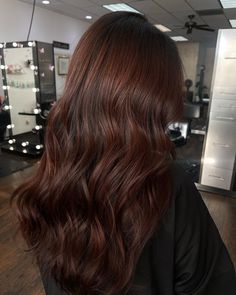 50 Must-Try Red Brown Hair Trends For 2023 Dark Red Hair With Brown, Redish Brown Hair, Brown Auburn Hair, Reddish Brown Hair Color, Red Brown Hair Color, Brown Hair Trends, Dark Auburn Hair, Hair Color Mahogany