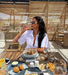 Lunch Outfit Summer, Vacation Dinner Outfit, Dinner Date Aesthetic, Athleisure Outfits Summer, Cute Vacation Outfits, Friend Vacation, Beautiful Photoshoot Ideas, Summer Picture Poses, Rich Girl Lifestyle