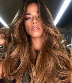 Morenas Con Cabello Rubio Claro Reglas y Normas APA Haircuts For Wavy Hair, Brown Hair Balayage, Honey Hair, Blonde Hair With Highlights, Long Brown Hair, Brown Blonde Hair, Long Layered Hair, Hair Inspiration Color, Hair Inspo Color