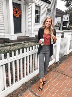 Raining Day Office Outfit, Real Estate Outfits, Fall Business Casual Outfits, Work Attire Women, Simple Fall Outfits, Professional Outfits Women