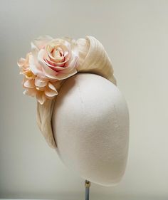 A new unique handcrafted fascinator headband.  Stand out from the crowd in this stunning sculptural large knot headband crafted from Premium silk Abaca with  complementary embellished rose and hydrangea flower corsage in apricot /  pale pink tones  FIT and SIZE A flexible padded covered base band to fit all head sizes.  PACKAGING Each headband is wrapped in pretty acid free tissue paper, sealed with an Evierosemade brand sticker and shipped in an eco-friendly cardboard gift box to protect while in transit. If you are purchasing as a gift, please select "This order is a gift" (the item price will not be included in the gift box). If you would also like to add a personalised message to the recipient, please enter your message in the box marked "Add a Note to evierosemade". Please don't hesit Beige Headpiece For Kentucky Derby Event, Rose Wedding Fascinator With Handmade Flowers, Elegant Handmade Flowers Headpiece For Events, Elegant Headpieces With Handmade Flowers For Events, Kentucky Derby Evening Headband With Handmade Flowers, Elegant Rose Wedding Fascinator, Cream Flower Headband With Handmade Flowers, Cream Flower-shaped Headband With Handmade Flowers, Cream Floral Headband With Handmade Flowers