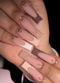 There's a new beauty trend taking over Instagram and it's absolutely stunning. Say hello to "quartz nails". French Sweater, Nails For Winter, Christmas Sweater Nails, Sweater Aesthetic, Brown French, Brown Nails Design, Winter Manicure, Long Acrylic Nail Designs