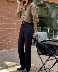 History Professor Outfit, Elegant Masculine Outfit Women, Women Masculine Fashion, Researcher Outfit, No Pants Trend, Masculine Outfits For Women, Masculine Women Fashion, College Student Outfits, Academic Fashion