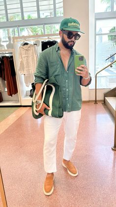 Men Miami Outfits, Outfits Medellin, Green Shirt Outfit Men, Miami Outfits Men, Green Shirt Outfits, Miami Street Style, Miami Outfit, Florida Outfits, Shirt Outfit Men