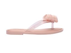 So sweet and chic, the Mini Flip Flop is all about the bows. Designed for the little fashionistas, these beauties offer a cushy footbed with a luxe look for days spent having fun in the sun. And a metallic detail at the center adds a sprinkle of shine, keeping style top of mind.