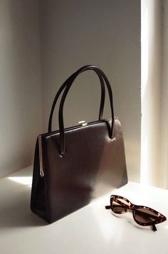 Inside My Bag, Unique Handbag, Vintage Leather Handbag, Black Leather Bag, Fancy Bags, Pretty Bags, Oui Oui, Brown Aesthetic