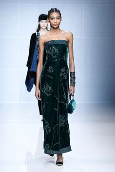 Giorgio Armani Fall 2024 Ready-to-Wear Runway, Fashion Show & Collection Review [PHOTOS] Fall Ready To Wear, Armani Gowns, Giorgio Armani Designer, Giorgio Armani Dress, Fashion Major, 2024 Runway, Armani Fashion, Armani Dress