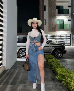 Long Skirt Western Outfit, Outfit Palenque, Outfits Buchonas, Outfit Buchona, Ootd Vaquero, Outfit Vaquera, Denim Cowgirl Outfit, Black Outfits Ideas, Outfit Vaqueros