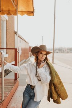 Western Shirt Outfit, White Western Shirt, Triple J, White Button Down, Western Shirt, Country Girl, Basic Tops, Western Shirts, Sweater Blouse