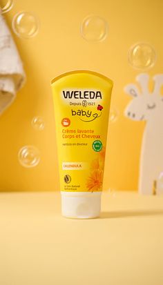 Cette crème lavante est spécialement conçue pour la toilette quotidienne des bébés et des jeunes enfants. Elle nettoie en douceur les cheveux délicats et la peau fragile de bébé, grâce à une base lavante végétale douce qui ne pique pas les yeux.Enrichie en huiles d'amande douce et de sésame de qualité biologique, elle prévient le dessèchement cutané. Elle contient également un extrait de fleur de calendula de qualité biologique, qui calme et apaise. Ces substances d'origine naturelle soigneuseme