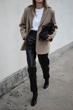 Beige Blazer Outfit, Leather Trousers Outfit, Lederhosen Outfit, Blazer Outfits Casual, Fest Outfits, Trouser Outfit, Tutorial Hijab, Style Fitness