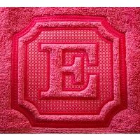 a pink towel with the letter e on it