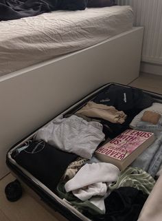 Packing Clothes For A Trip, Packing Suitcase Aesthetic, Packing Pictures, Travel Suitcase Packing, Packed Suitcase, Packing Aesthetic, Packing For Vacation, Packing Travel