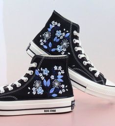 Embroidered converse custom flowers/Converse high tops  embroidered flowers/Gift for her/ Personalized name /Flowers embroidered sneakers  💸 Price includes Converse Shoes and floral embroidery as shown 🌸 You can send me your Converse/Vans shoes or I can buy them for you. We stock all the Converse and Vans shoes you want, if you want other Converse/Vans shoes in the store, please message us. Your embroidered Converse/Vans shoes will be available for shipping in 7-15 days. 🌸 I started hand embr Converse Sunflower, Sunflower Converse, Converse Bleu, Flower Converse, Converse Haute, Low Converse, Converse Embroidery, Cute Converse Shoes, Converse Design